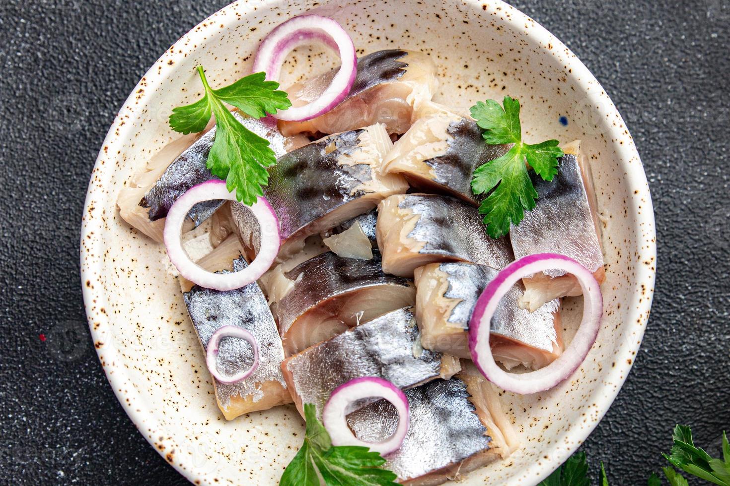 Rebanada de pescado caballa mariscos en un tazón comida fresca comida snack foto