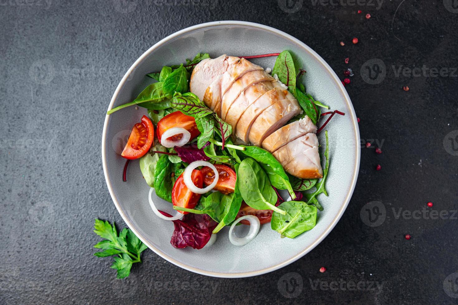 ensalada de pechuga de pollo ensalada de pascua verduras tomate, cebolla,  mezcla verde hojas lechuga 6966297 Foto de stock en Vecteezy