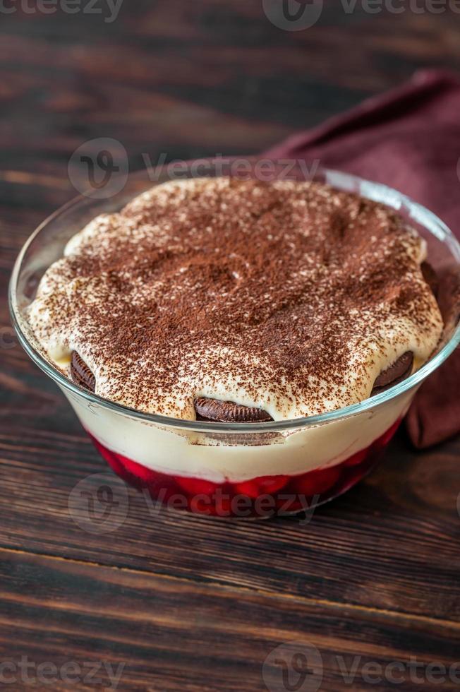 postre con galletas oreo, cerezas y queso crema foto