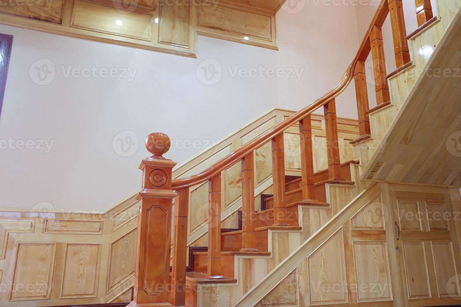 hermosas escaleras de madera. escalera dorada hecha de madera, protección de seguridad escaleras de madera arquitectura diseño interior de la escalera contemporánea y moderna de la construcción de viviendas. foto