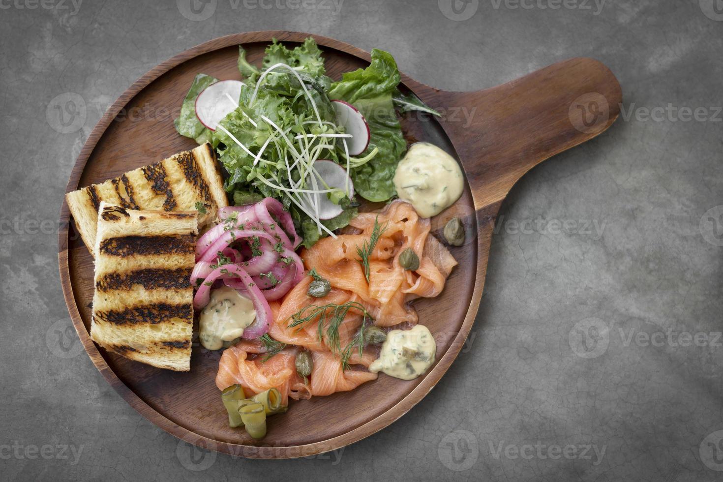 Plato de aperitivos de comida escandinava gourmet de salmón ahumado en el restaurante de Suecia foto