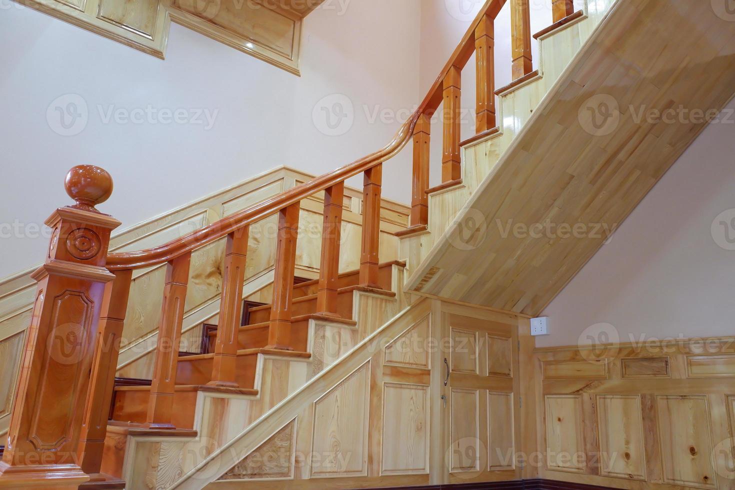 hermosas escaleras de madera. escalera dorada hecha de madera, protección de seguridad escaleras de madera arquitectura diseño interior de la escalera contemporánea y moderna de la construcción de viviendas. foto