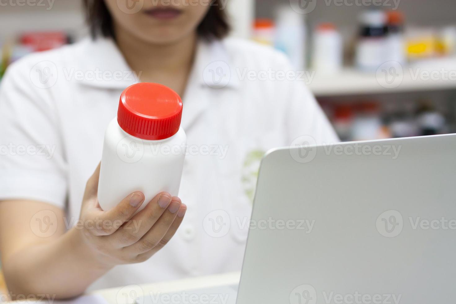 farmacéutico con medicamentos en la farmacia foto