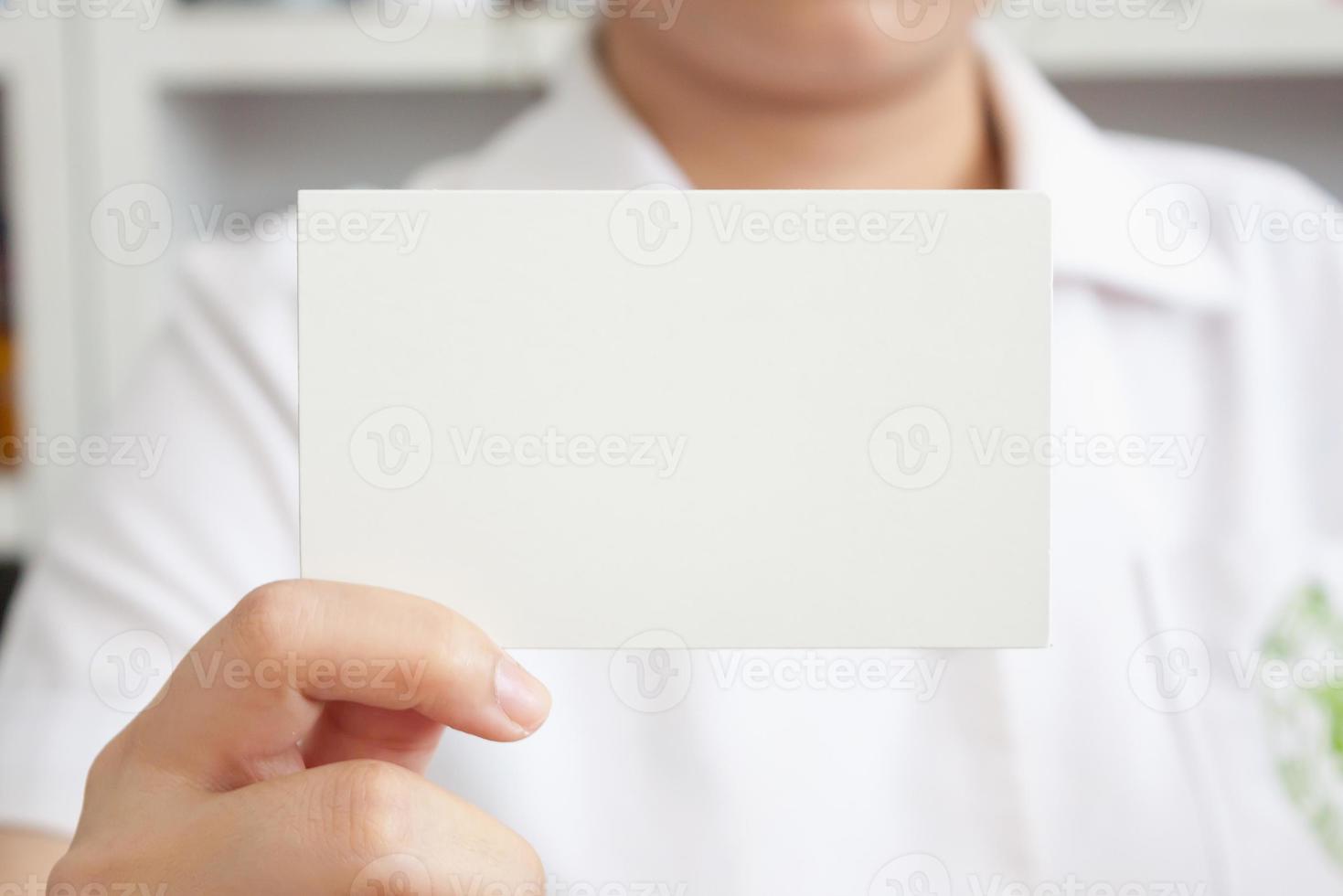 farmacéutico con papel en blanco en la farmacia foto