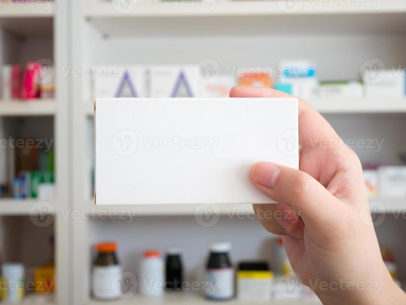 primer plano de la mano del farmacéutico paquete de caja de medicina foto