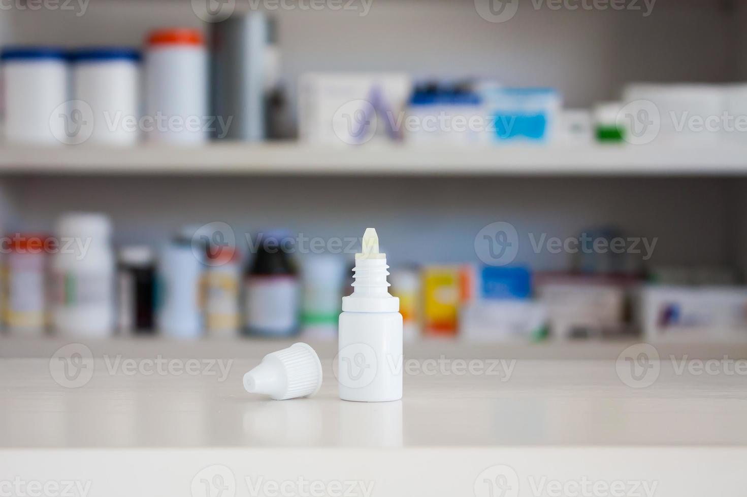 Gotas para los oídos, botella de medicina con fondo de estantes de la tienda de farmacia foto