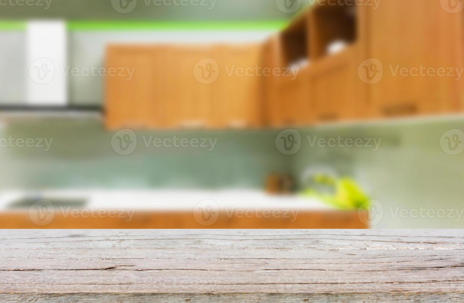 mesa de madera vacía y fondo de cocina borroso foto