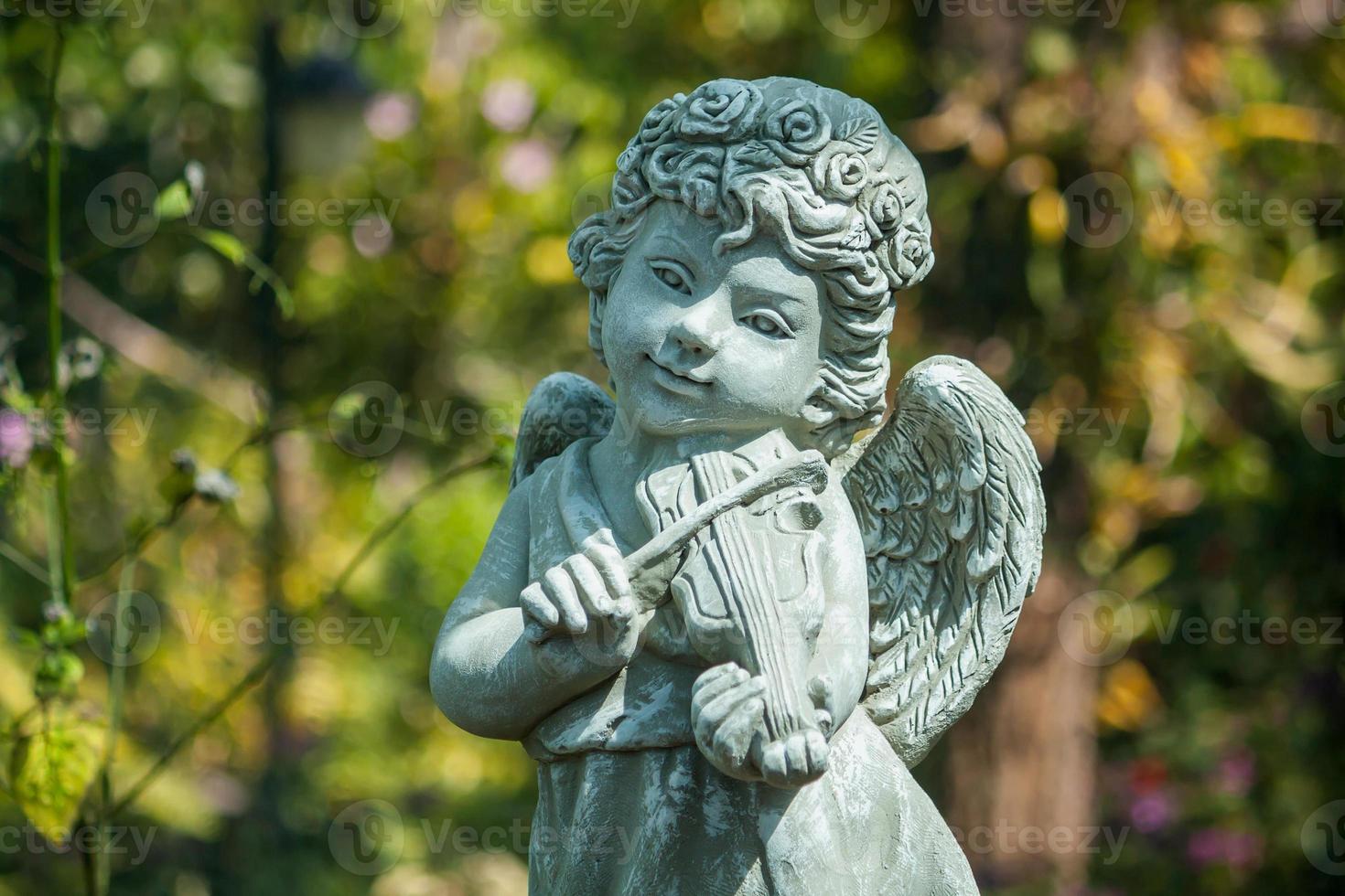 estatua de un ángel tocando el violín foto