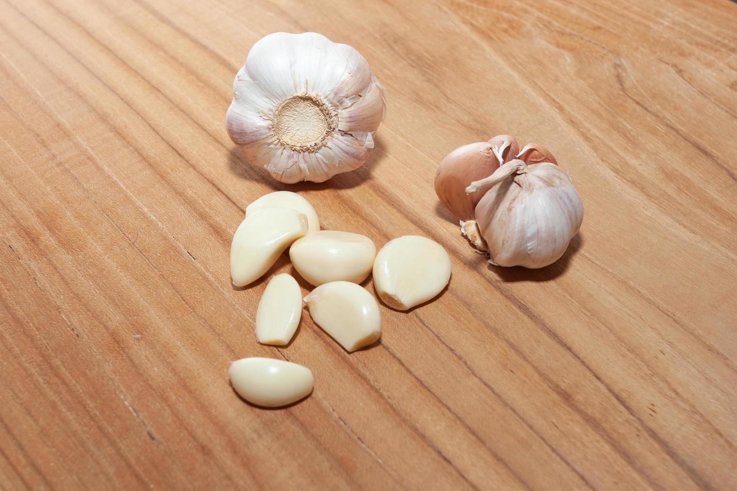 ajo blanco sobre suelo de madera para cocinar foto