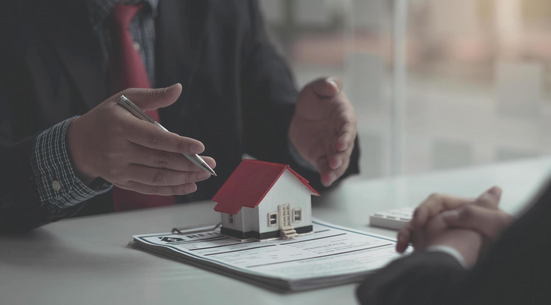 agente inmobiliario o gerente de ventas ha propuesto términos y condiciones a los clientes que firman contratos de compra de vivienda con seguro, acuerdo para firmar el concepto de contrato de compra. foto