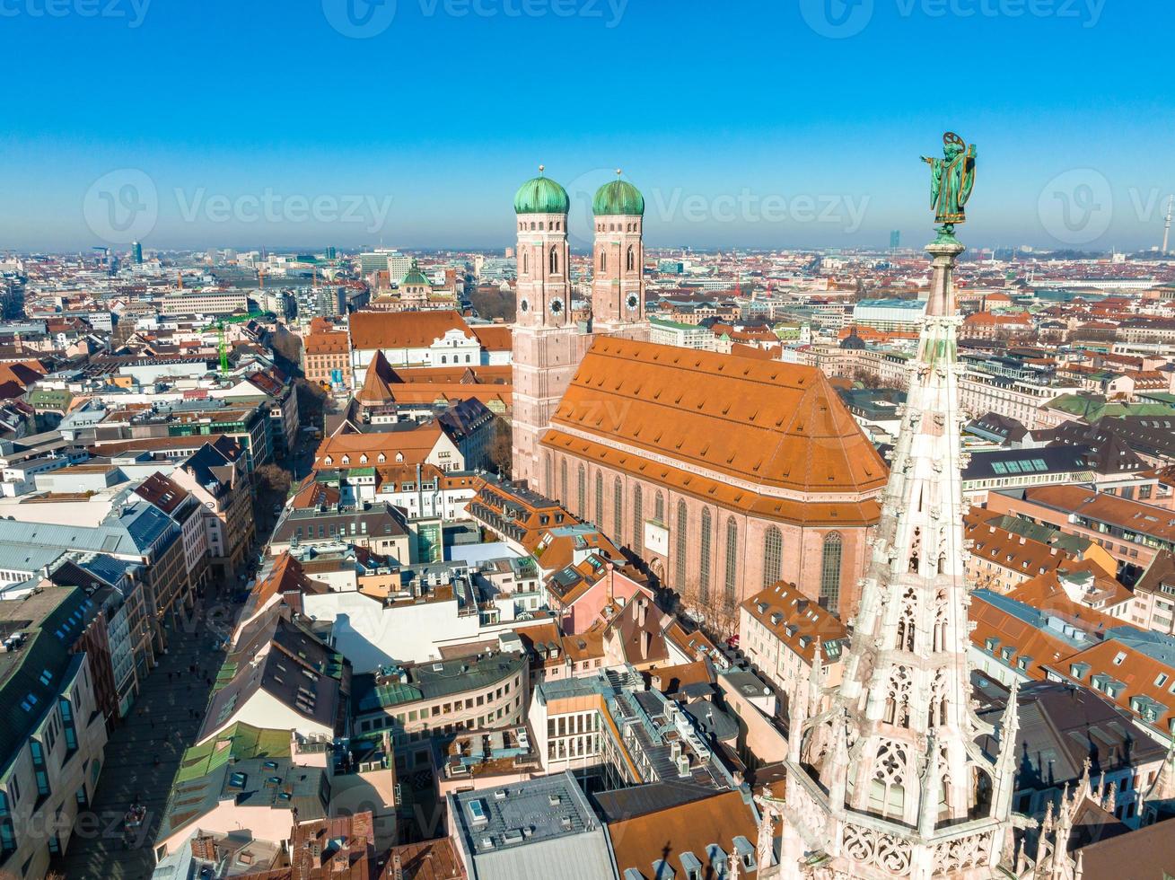 vista aérea del ayuntamiento de marienplatz y frauenkirche en munich foto