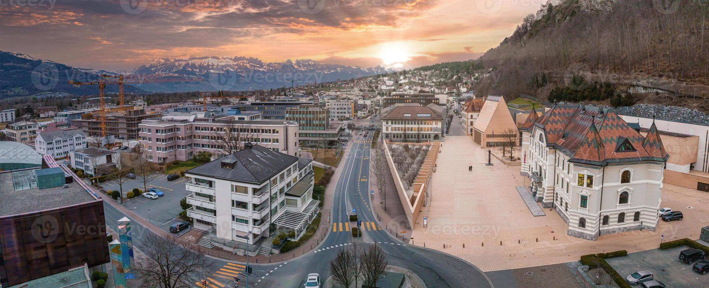 vista aérea de vaduz, la capital de liechtenstein foto