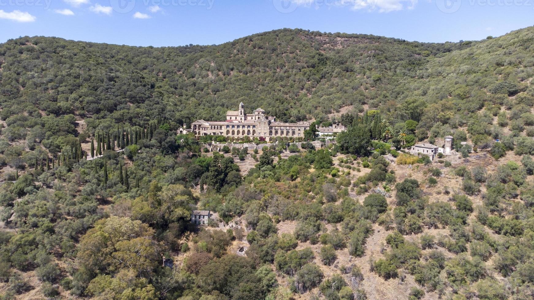 vista aérea de drones del monasterio de san jeronimo de valparaíso en córdoba, españa. enclavado en las montañas de córdoba y rodeado de vegetación autóctona mediterránea, se alza este impresionante monasterio foto