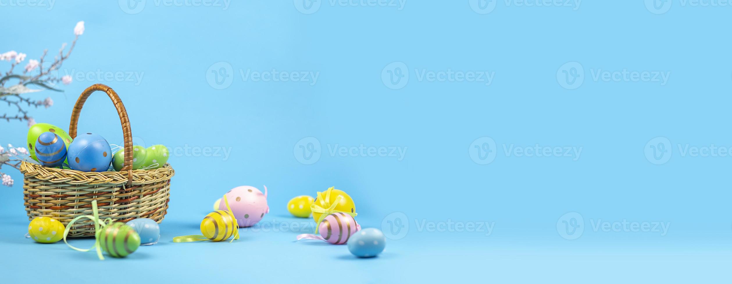 fondo de pascua. huevos de Pascua. feliz tarjeta de pascua. huevos de pascua multicolores. Pascua de Resurrección. bandera. copie el espacio foto
