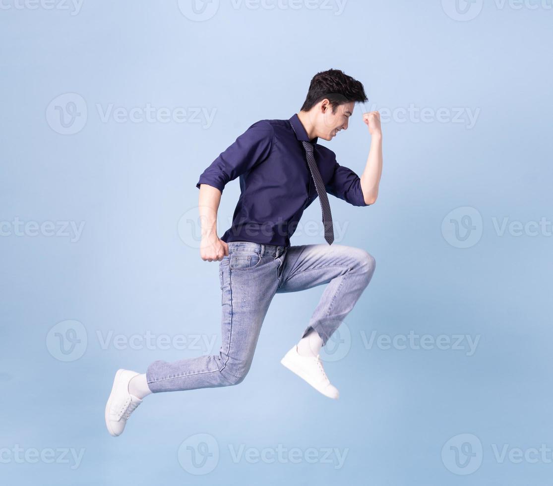 imagen completa de un joven empresario asiático de fondo azul foto