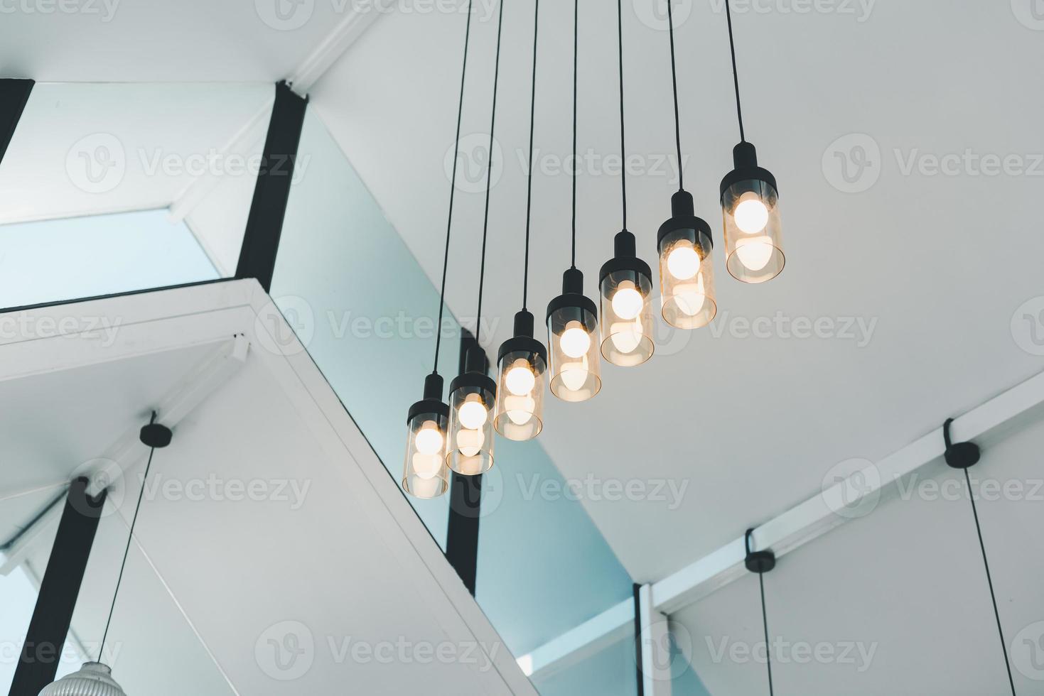 Estilos de decoración de bombillas de luz interior de restaurante, bombilla de techo eléctrica colgada en el techo de la sala de estar. interiores arquitectura decorativa diseño moderno del restaurante. Luz eléctrica foto