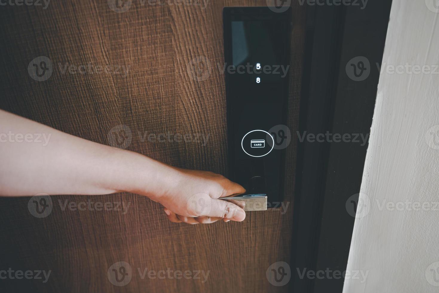 la mano de la mujer sostiene el mango de la puerta mientras abre una puerta para acceder al edificio de apartamentos. puerta eléctrica con código de teclado para sistema de seguridad en habitación de apartamentos. puerta electrónica para entrada-salida de edificio. foto