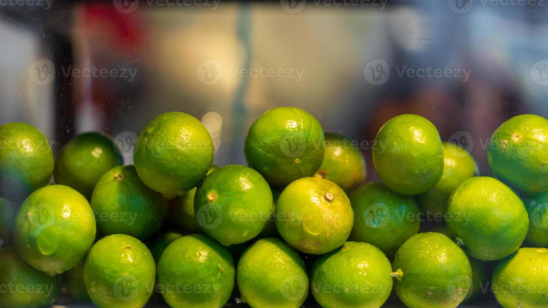 limones dispuestos en una vitrina foto