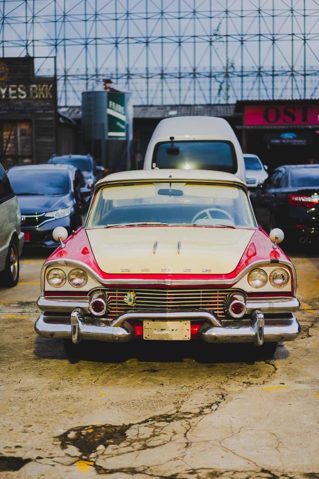 bangkok, tailandia - 31 de octubre de 2021 - coche de época en el parque de exposiciones foto