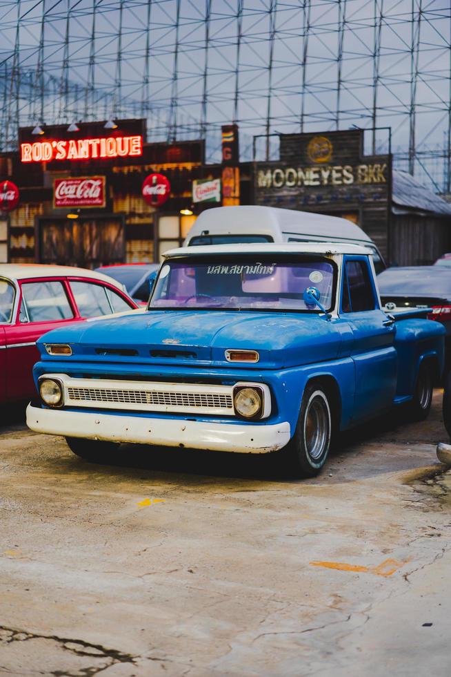 bangkok, tailandia - 31 de octubre de 2021 - coche de época en el parque de exposiciones foto