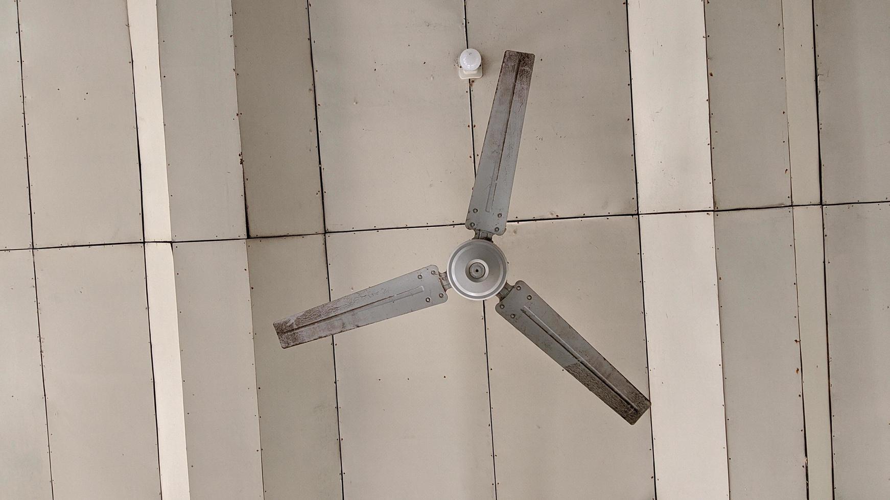 un gran ventilador para espacios amplios. foto