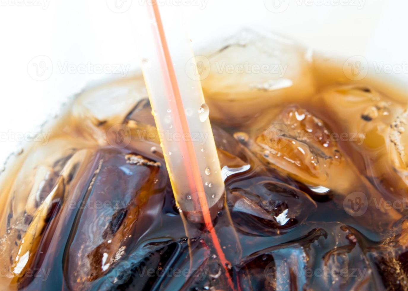 refrescos con hielo en un vaso de plástico foto