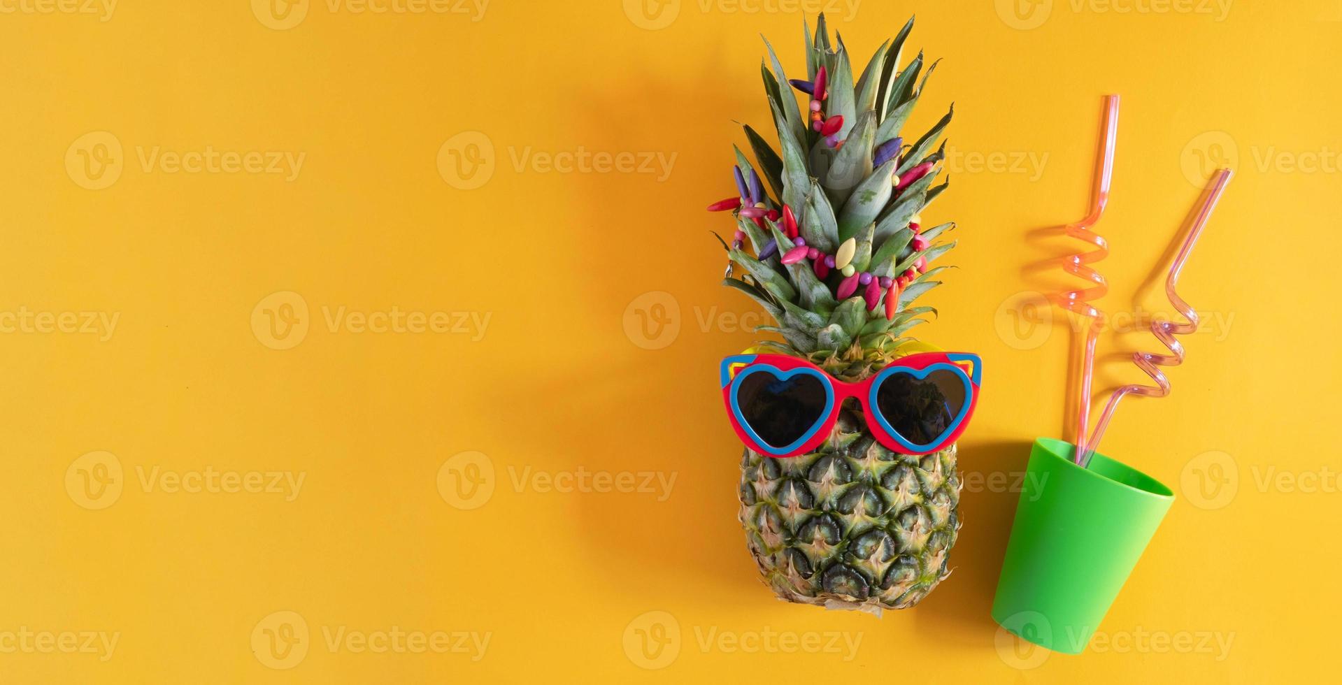 una piña inteligente con gafas de sol y cuentas brillantes.concepto minimalista, piña tropical de verano. foto