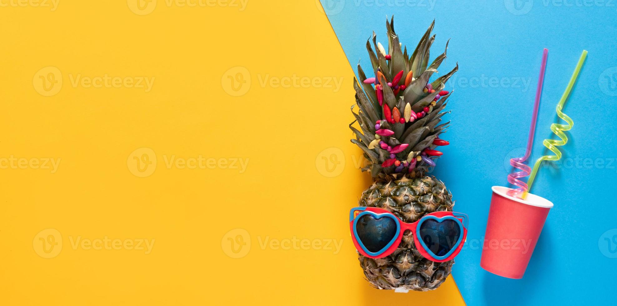 hipster de piña en gafas de sol. concepto mínimo, piña tropical de verano. foto