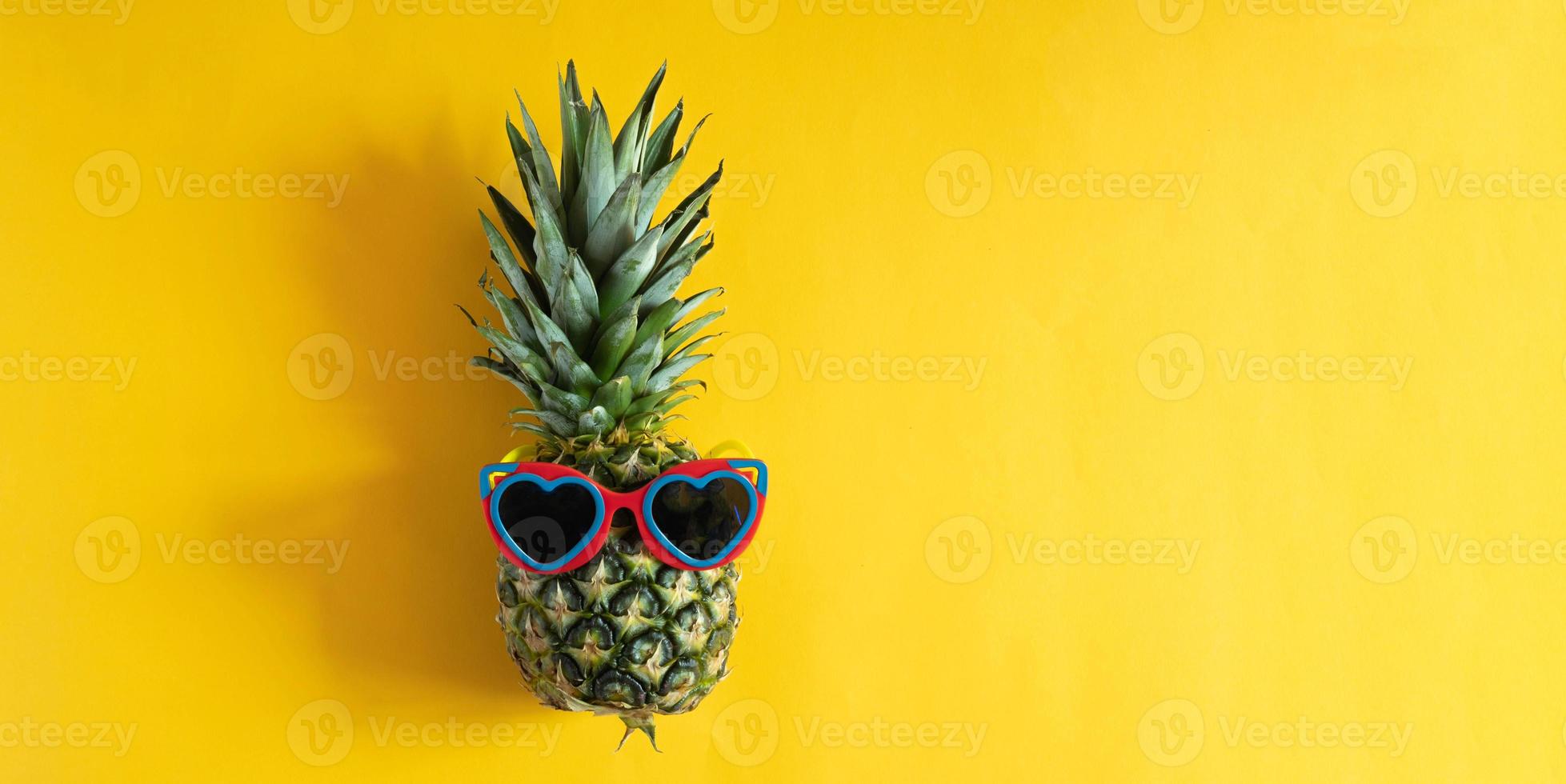 hipster de piña en gafas de sol. concepto mínimo, piña tropical de verano. foto