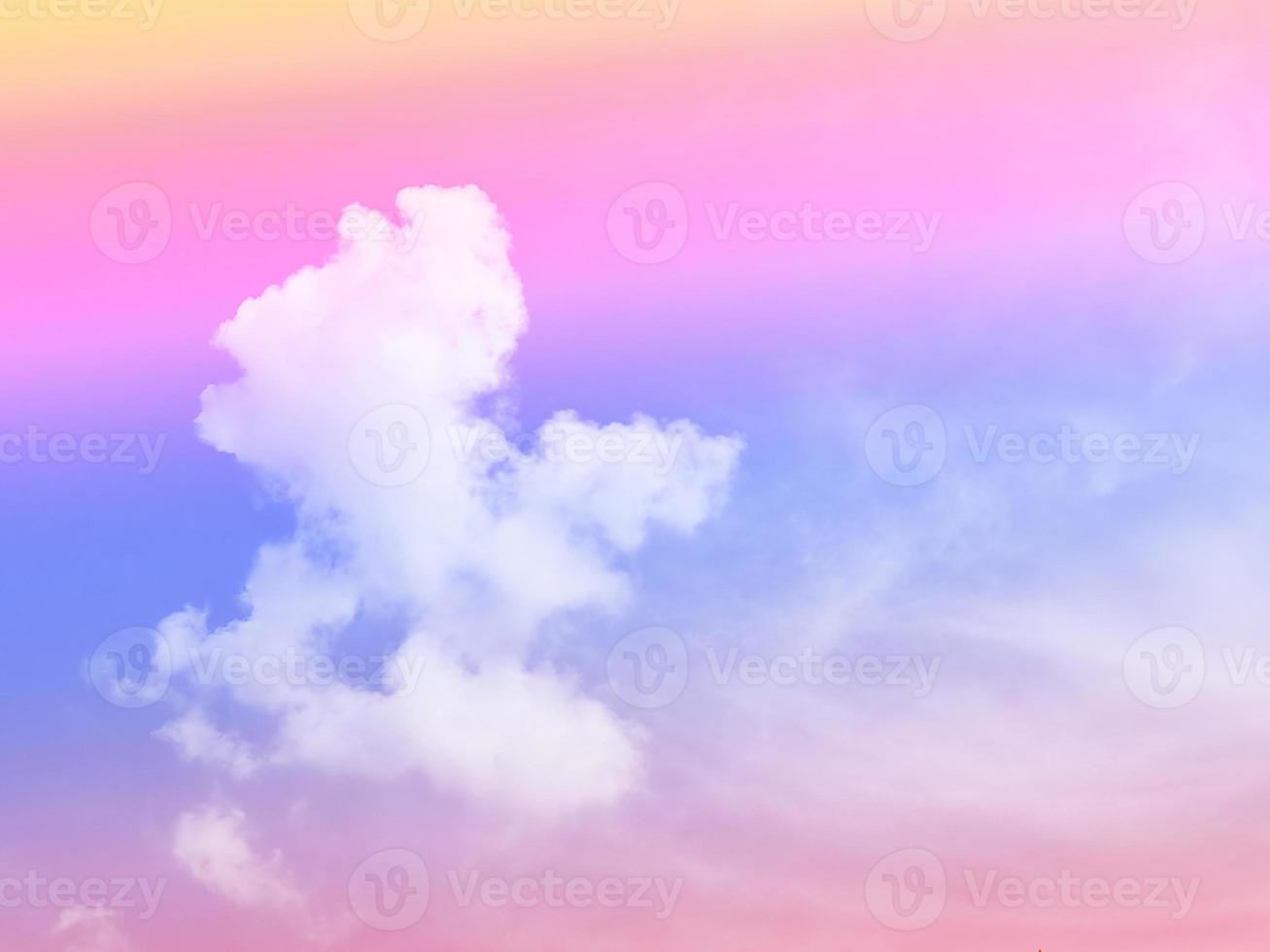 belleza dulce pastel rosa rojo colorido con nubes esponjosas en el cielo. imagen de arco iris de varios colores. fantasía abstracta luz creciente foto