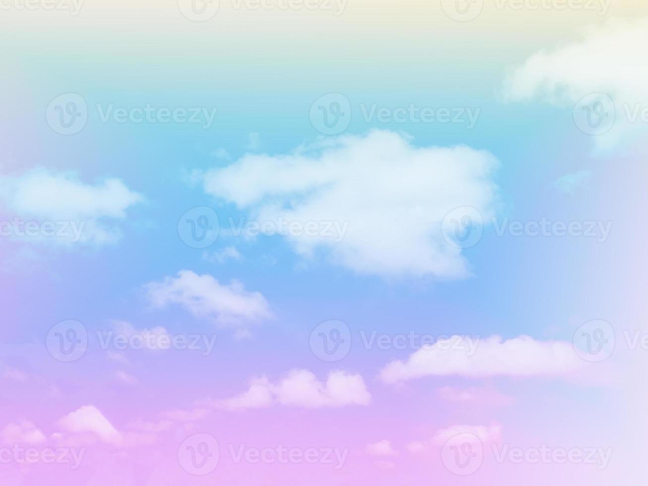 belleza dulce azul pastel naranja colorido con nubes esponjosas en el cielo. imagen de arco iris de varios colores. fantasía abstracta luz creciente foto