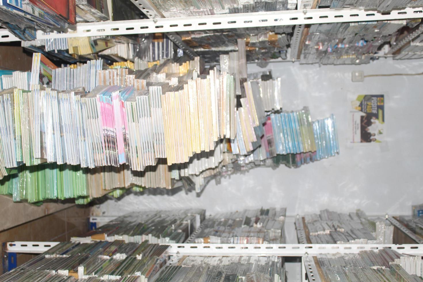 pila de libros en una librería adecuada para editar material foto