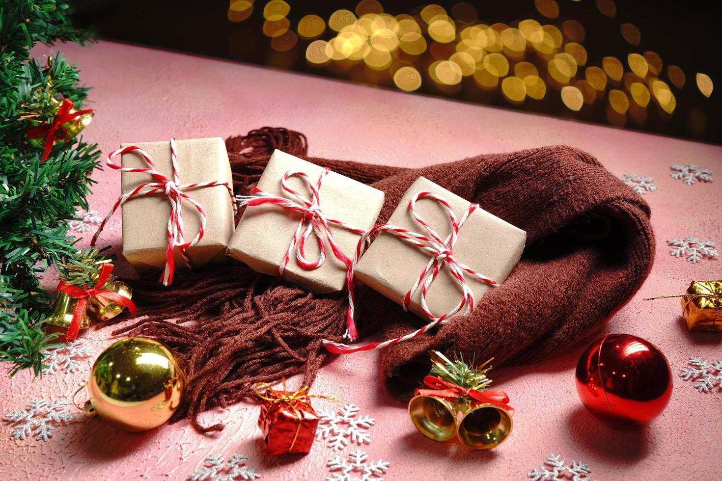 fondo de navidad con concepto de navidad y luces bokeh brillantes sobre fondo rosa. tarjeta de feliz navidad con caja de regalo. tema de vacaciones de invierno. Feliz año nuevo. espacio para texto foto