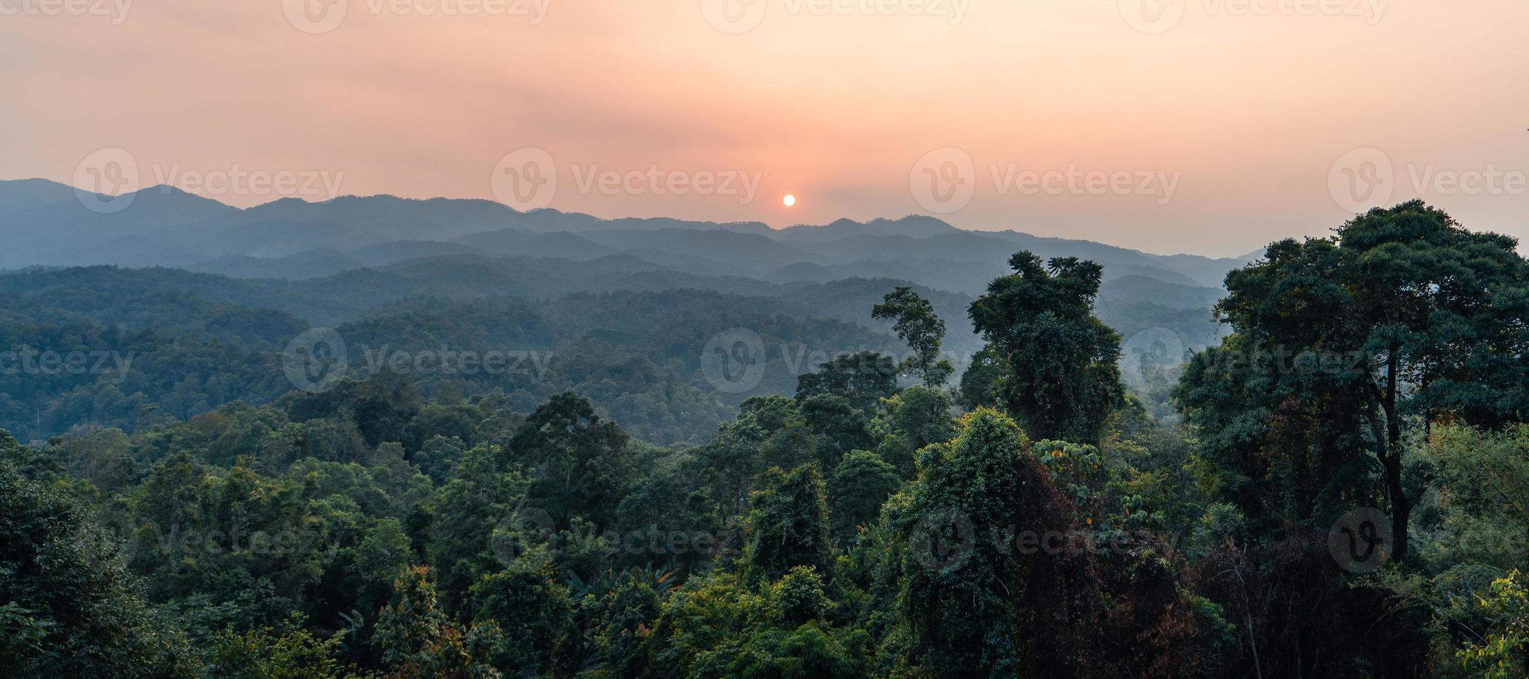 paisaje, paisaje de verano en la montaña por la noche foto