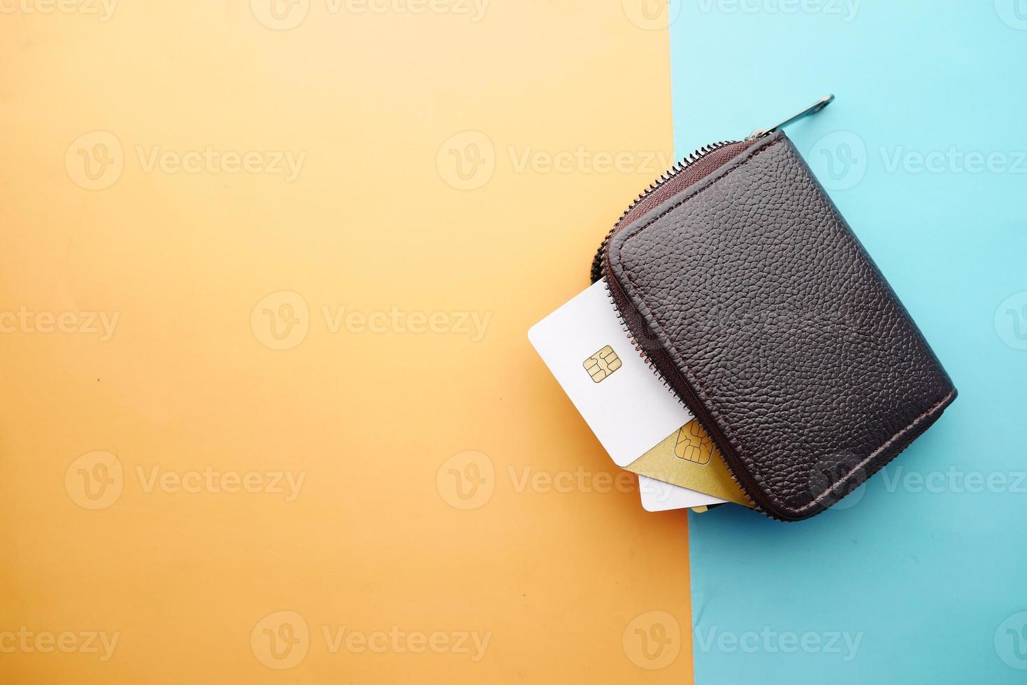 Cierre de tarjetas de crédito en una billetera sobre fondo de madera foto