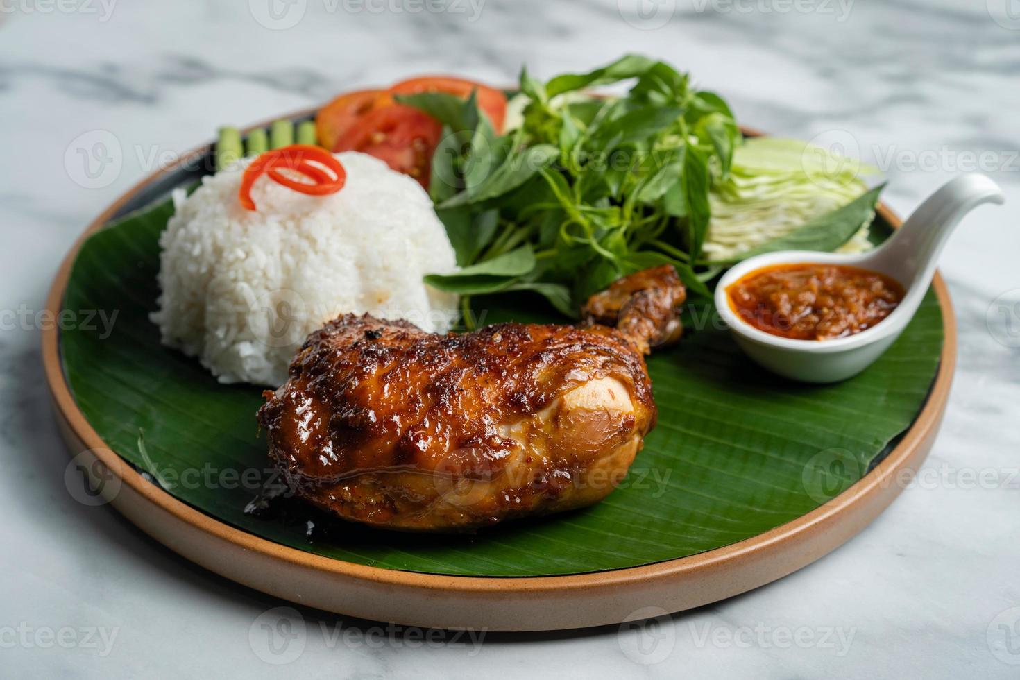 pollo asado con arroz,nasi ayam bakar lalapan,receta auténtica de pollo indonesio foto