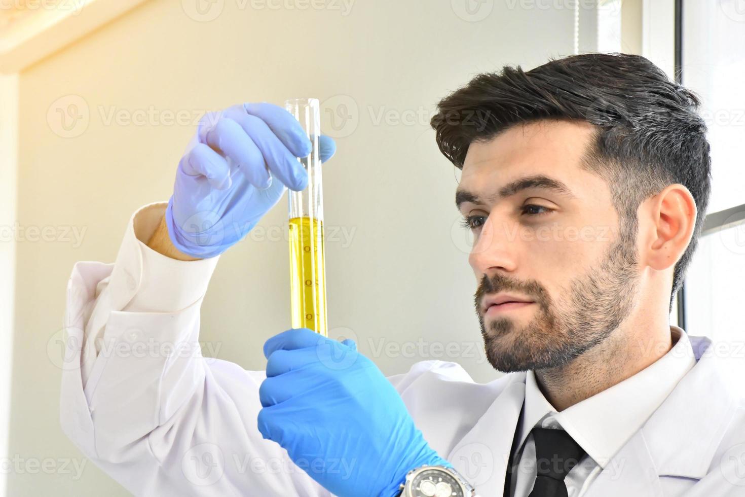 prueba de aceite lubricante de la industria química en concepto de laboratorio. la química científica profesional realiza el análisis de muestras de combustible de gasolina de petróleo en un laboratorio químico. foto