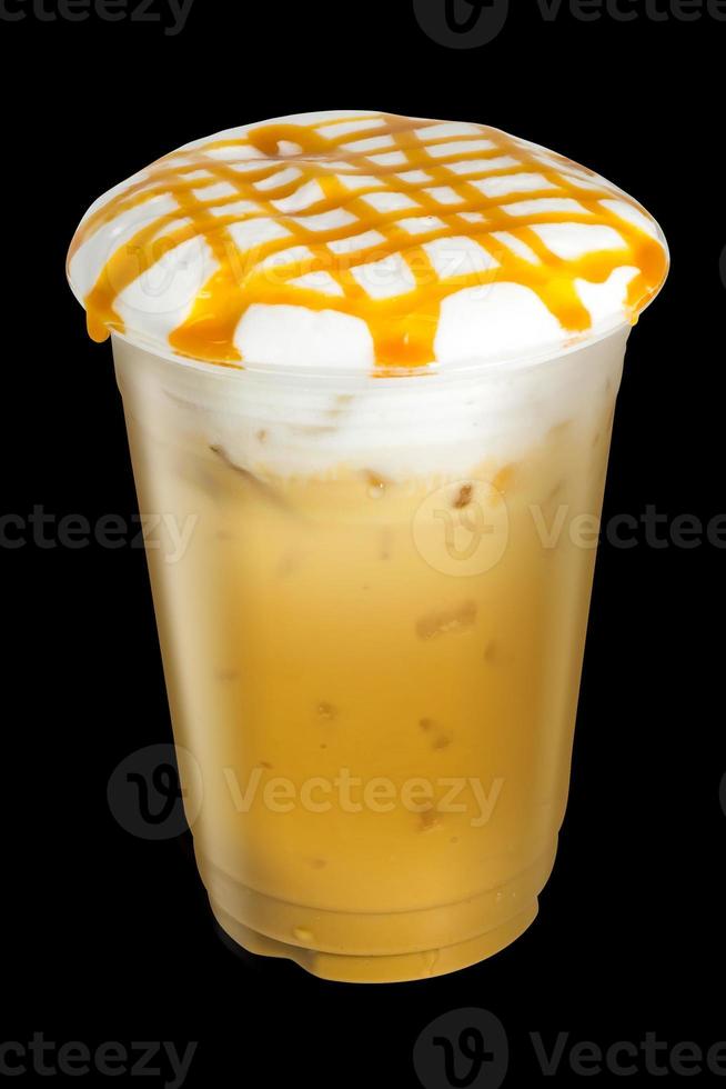 capuchino de hielo o café con leche con crema batida y cobertura de caramelo en la parte superior aislada. foto