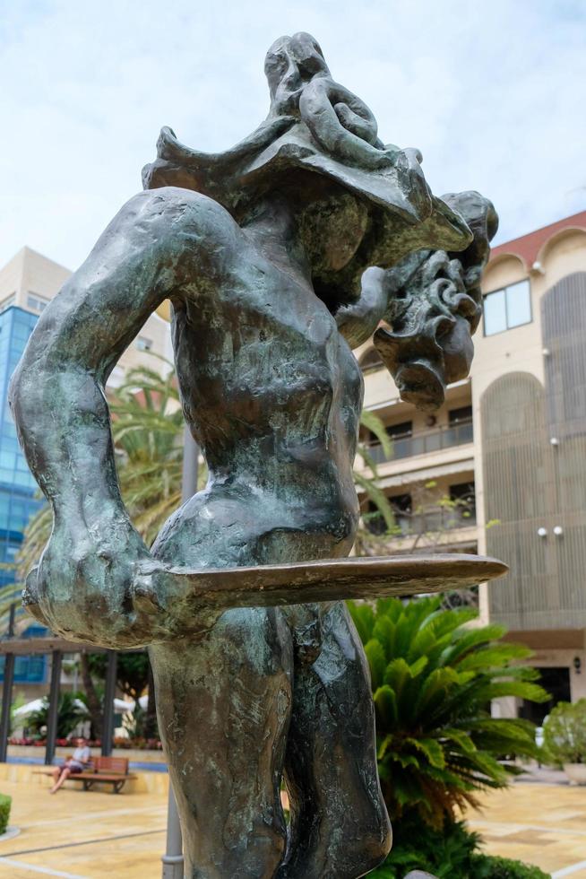 marbella, andalucia, españa, 2017. salvador dali escultura de perseo foto