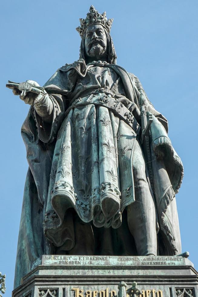 praga, república checa, 2014. estatua del rey carlos iv a la entrada del puente de carlos foto