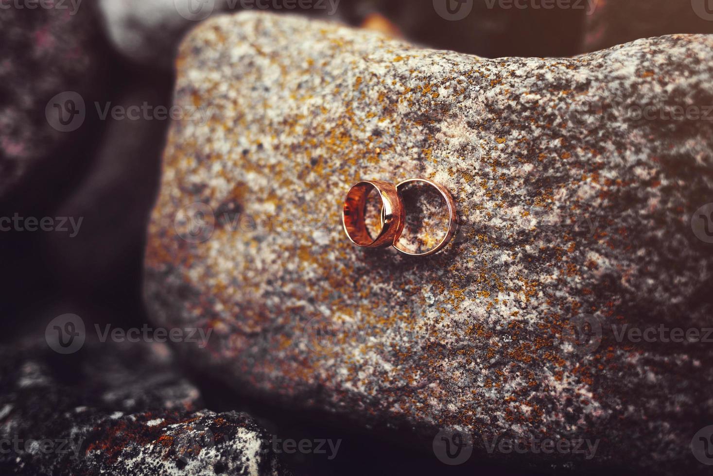 golden wedding rings photo