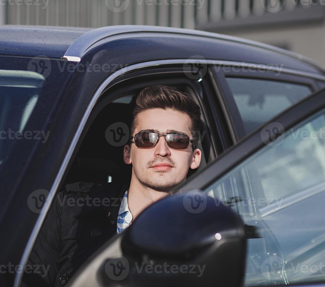 hombre elegante en coche foto