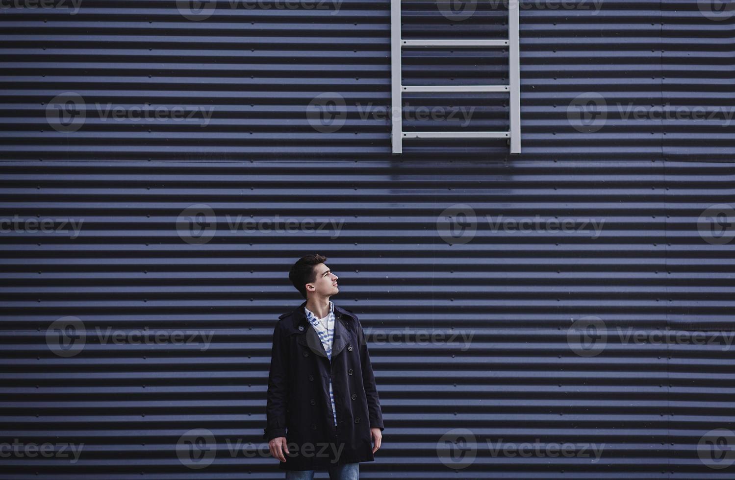 joven milenario vestido con abrigo foto