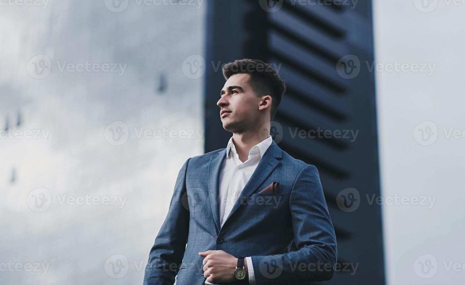 traje de hombre exitoso sobre edificio de oficinas foto