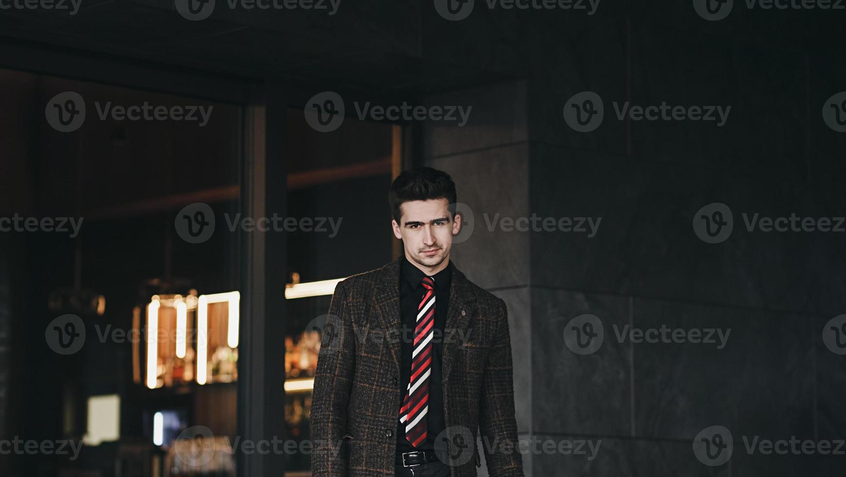 hombre elegante en un traje de negocios foto