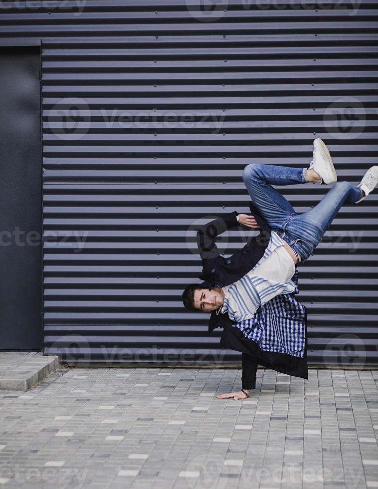 atlético joven b-boy parado en una mano foto