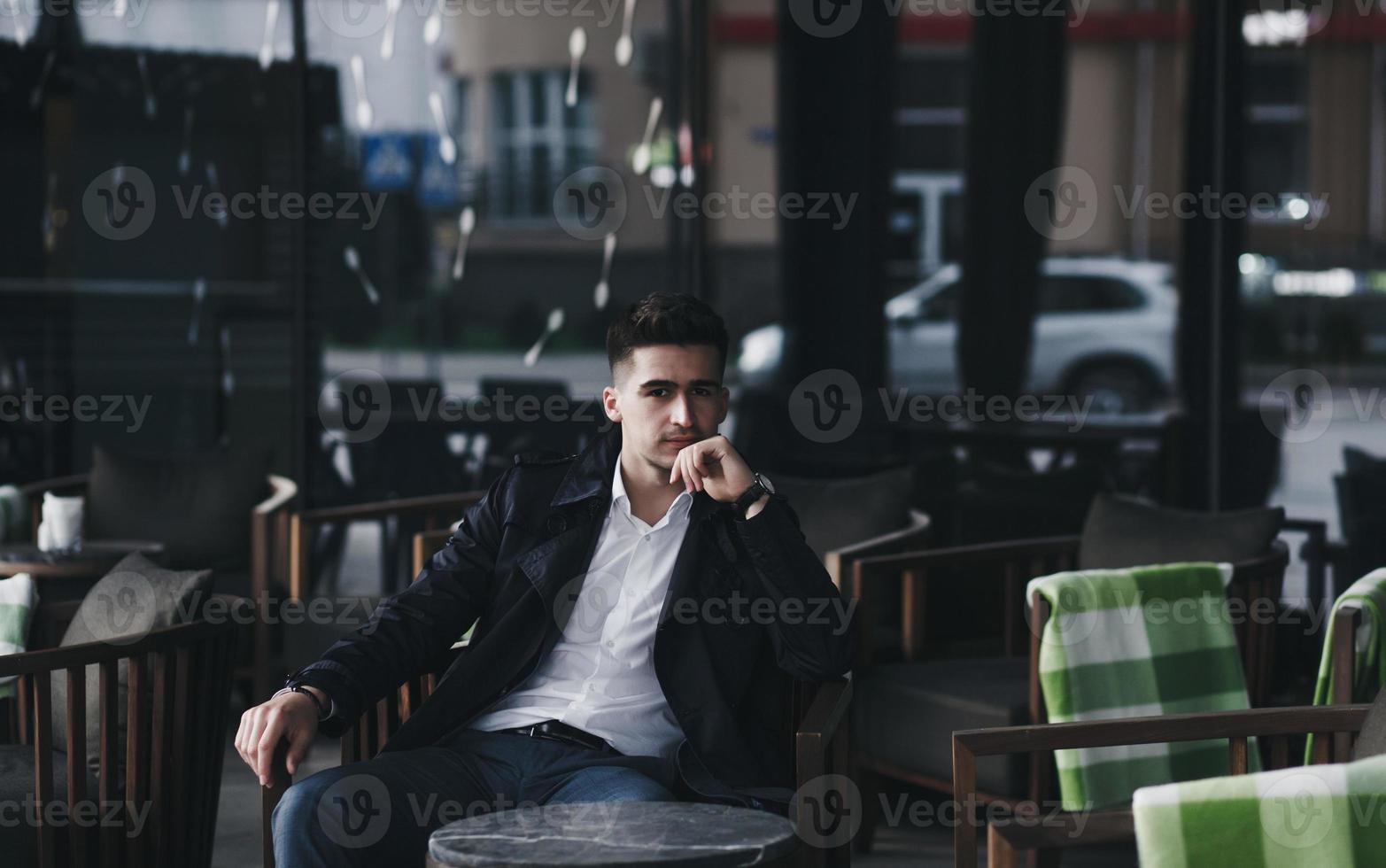 hombre de negocios relajándose en un restaurante de lujo foto