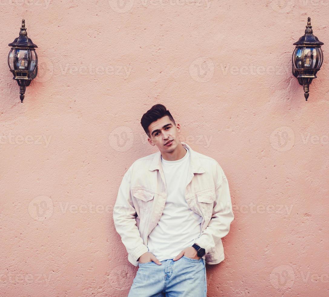 hombre sonriente en chaqueta de mezclilla blanca foto