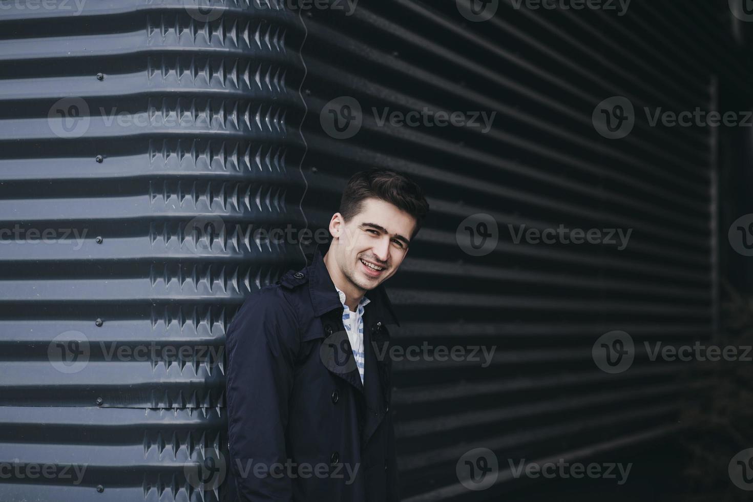 hombre vestido con chaqueta y sonrisa foto