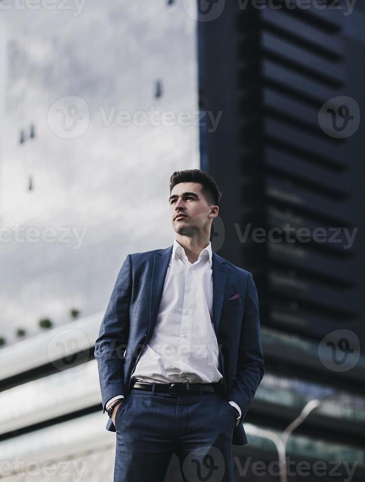 retrato de un joven empresario alegre foto